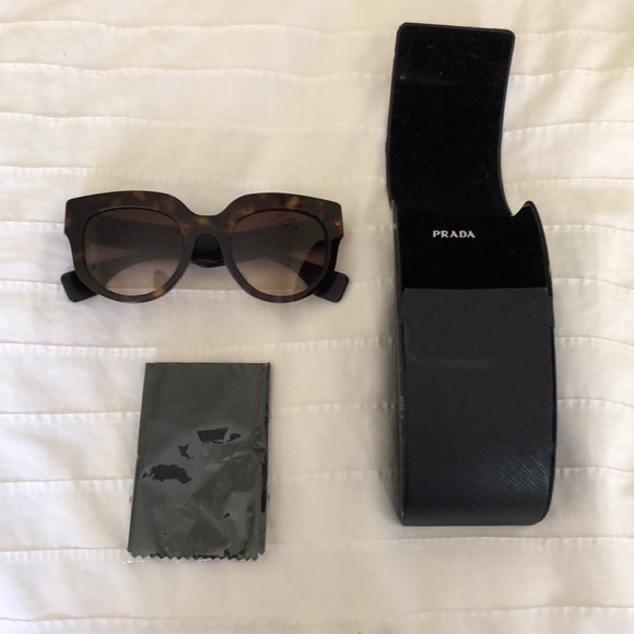 Prada Accessories - PRADA•Tortoise Shell Cat eye Sunglasses